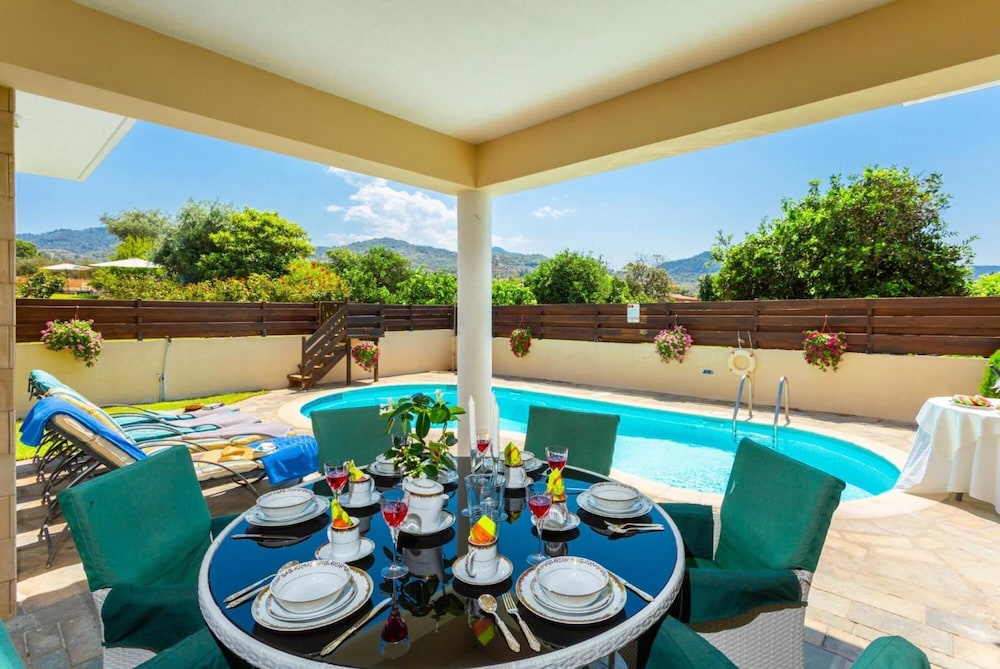 Villa photo 2