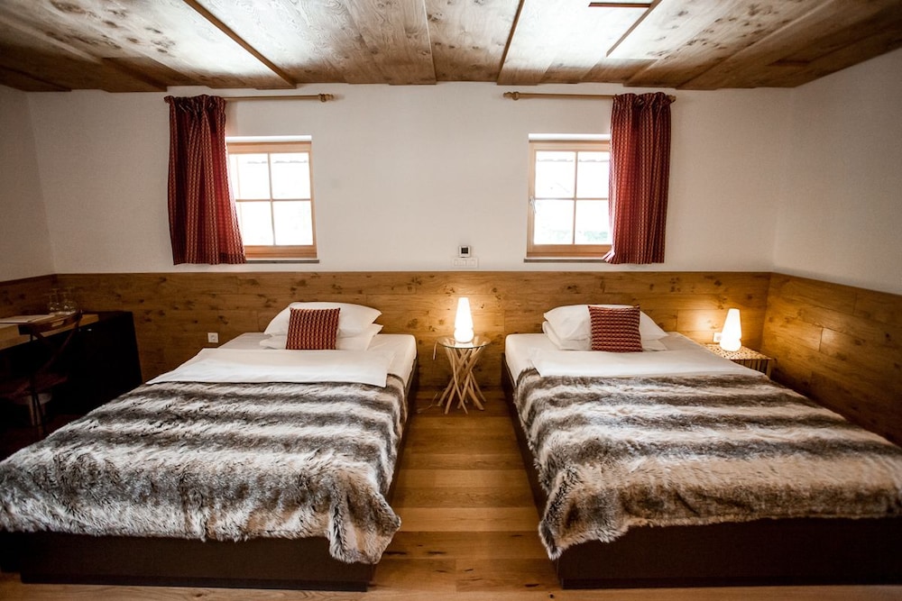 Traditional Twin Room, 2 Twin Beds, Fireplace, Mountain View photo 2