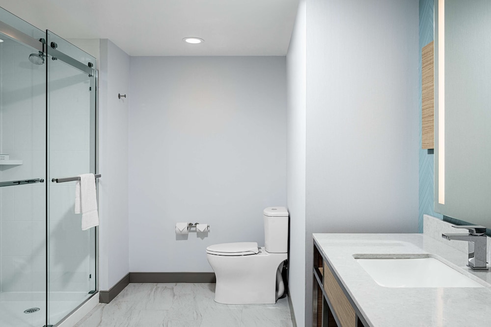 Suite, 1 King Bed, Accessible (Hearing) - Photo 4