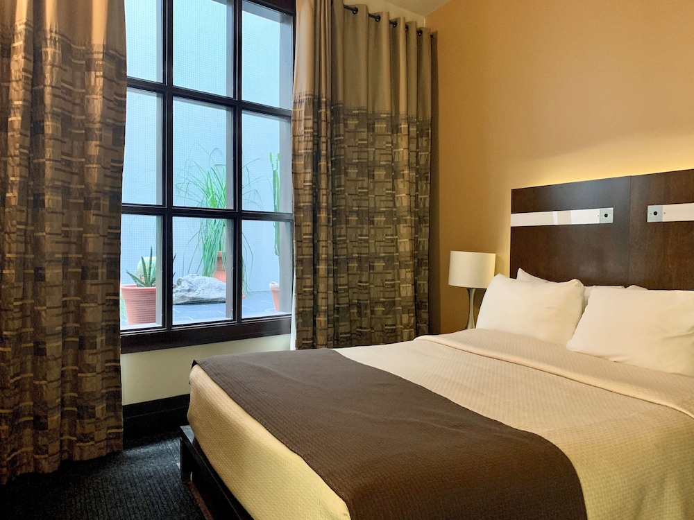 Classic Room, 1 Queen Bed, Courtyard Area