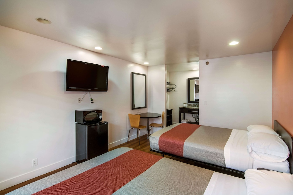 Standard Room, Multiple Beds, Non Smoking, Refrigerator & Microwave