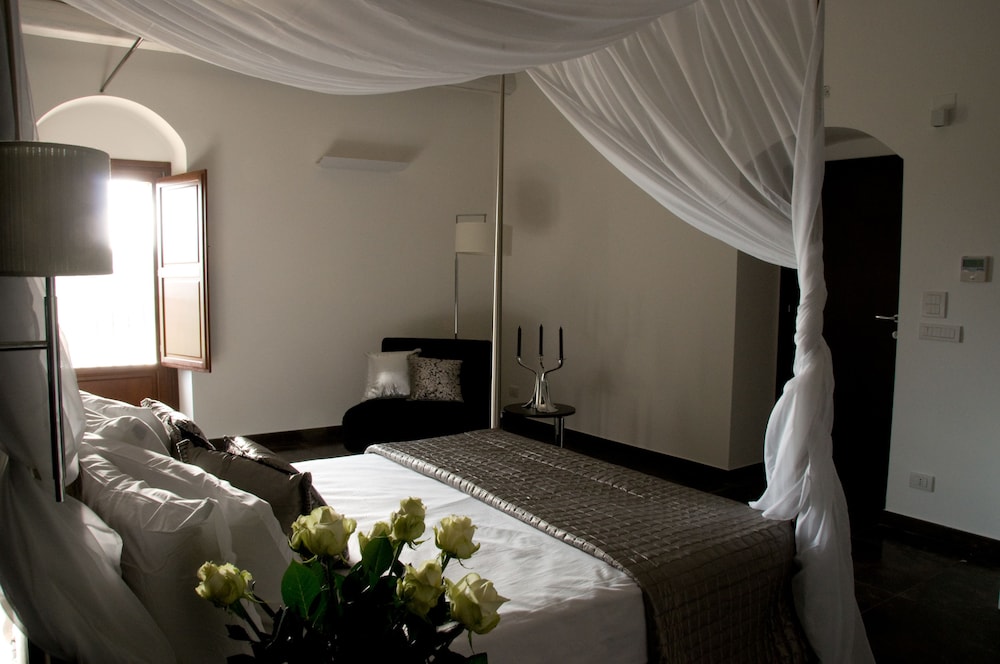 Deluxe Studio, 1 Queen Bed, Kitchenette, Tower photo 2