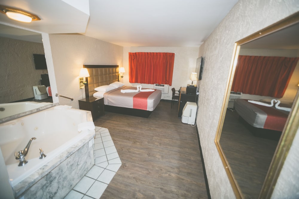 Deluxe Suite, 1 Bedroom, Non Smoking, Refrigerator & Microwave photo 1