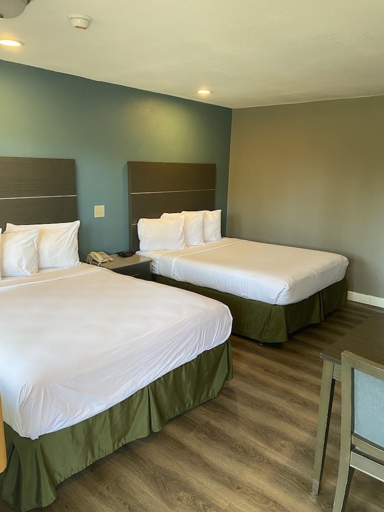 Standard Room, 2 Queen Beds, Non Smoking photo 2