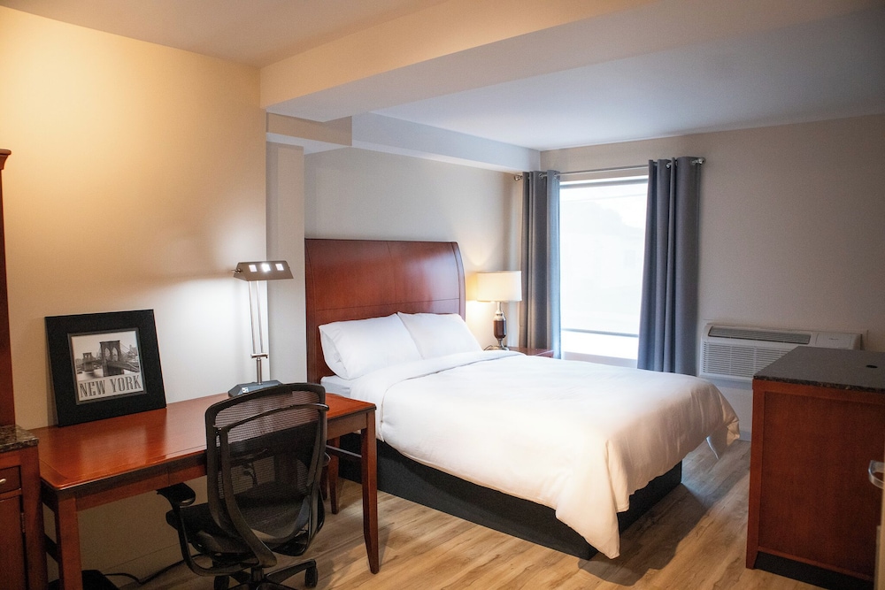 Standard Room, 1 Queen Bed, Non Smoking, Housekeeping photo 1