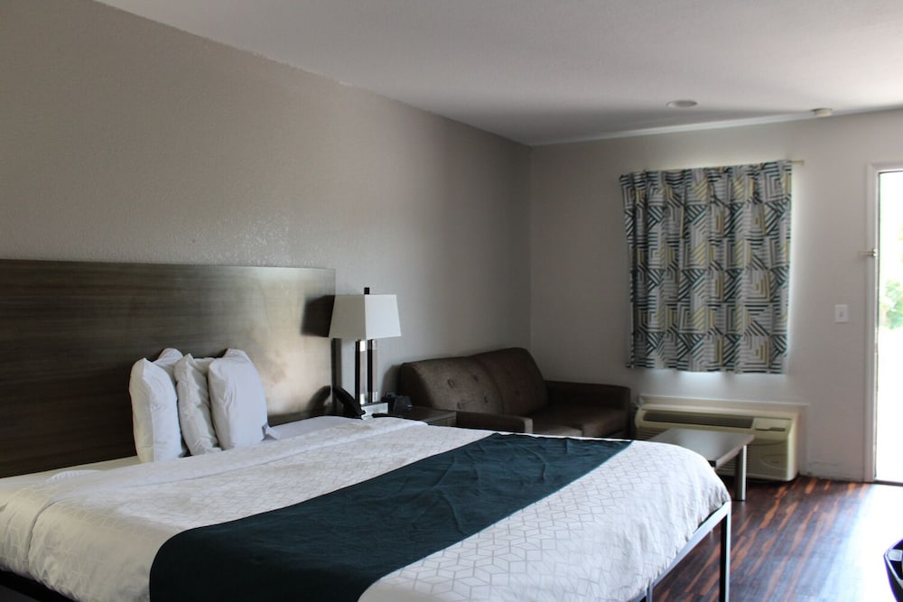 Deluxe Room, 1 King Bed, Smoking, Refrigerator & Microwave photo 3