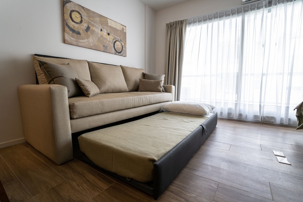 Deluxe Studio Suite, 1 Queen Bed with Sofa bed