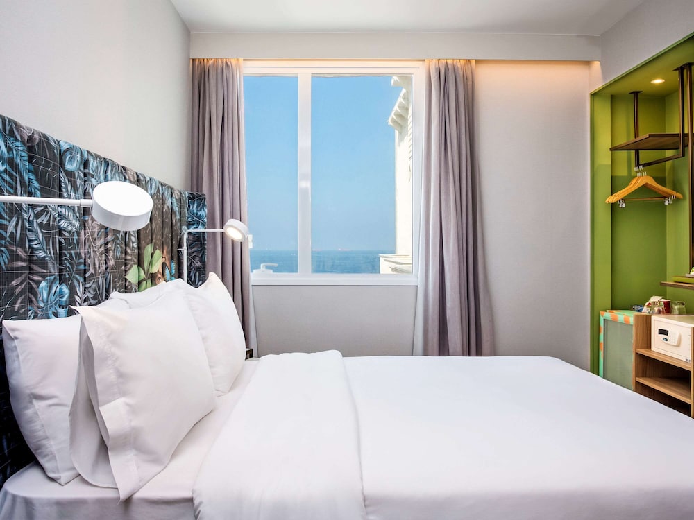 Executive Room, 1 Double Bed, Partial Sea View