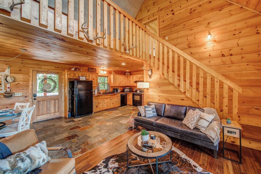 Cabin, Multiple Beds, Hot Tub, Mountain View (Whippoorwill Walkabout) photo 2