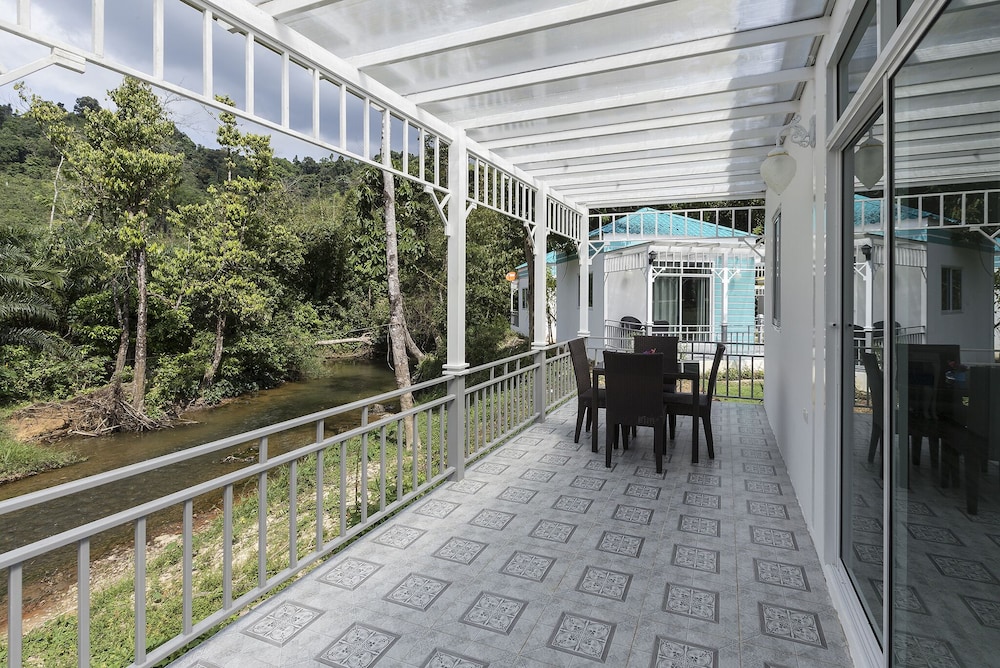 Family Room, River View photo 2