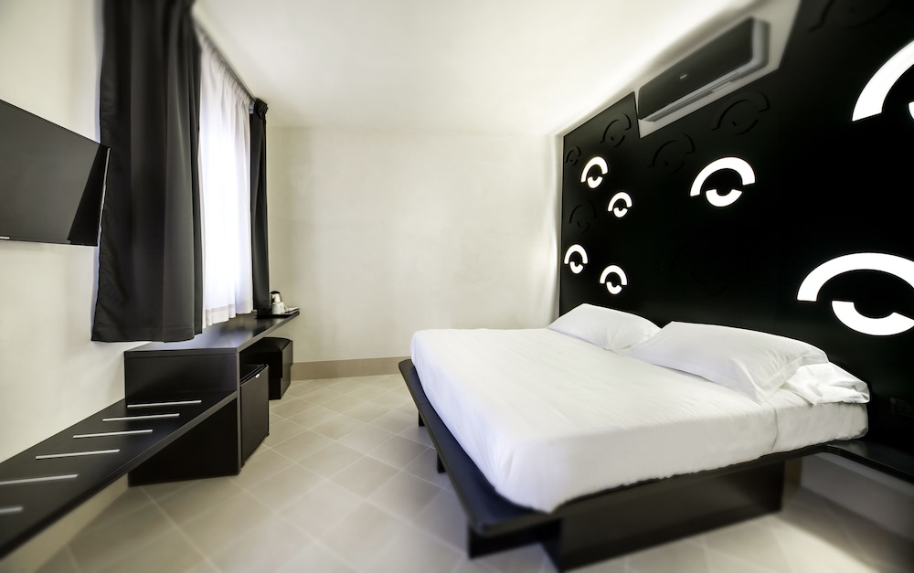 Standard Room, 1 Queen Bed, Private Bathroom, Courtyard Area