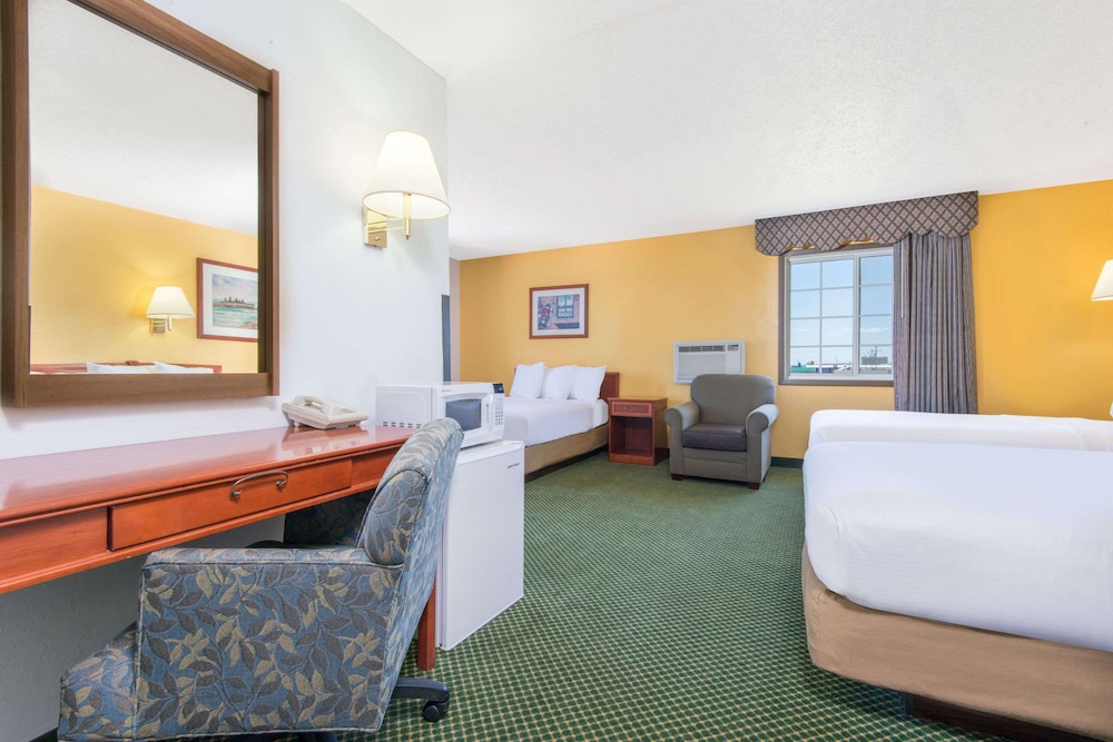 Studio Suite, 2 Queen Beds, Non Smoking (3 Full Beds) photo 1