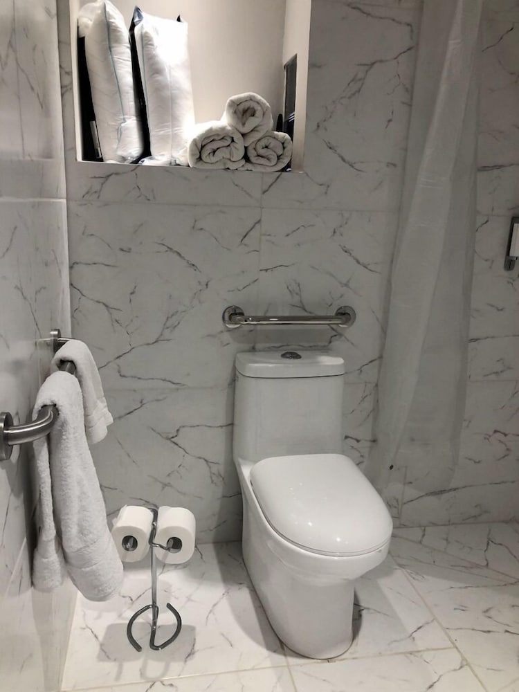 A2 Executive Room, Accessible, Ground Floor, Strip Center photo 2
