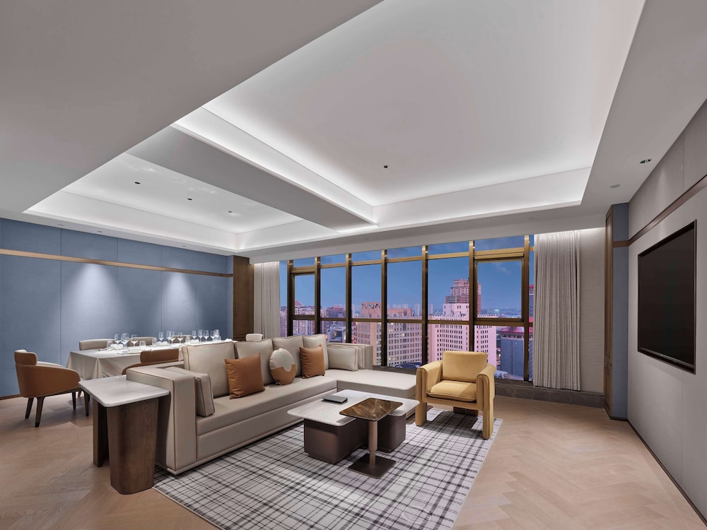Suite, 1 King Bed (Ambassador)