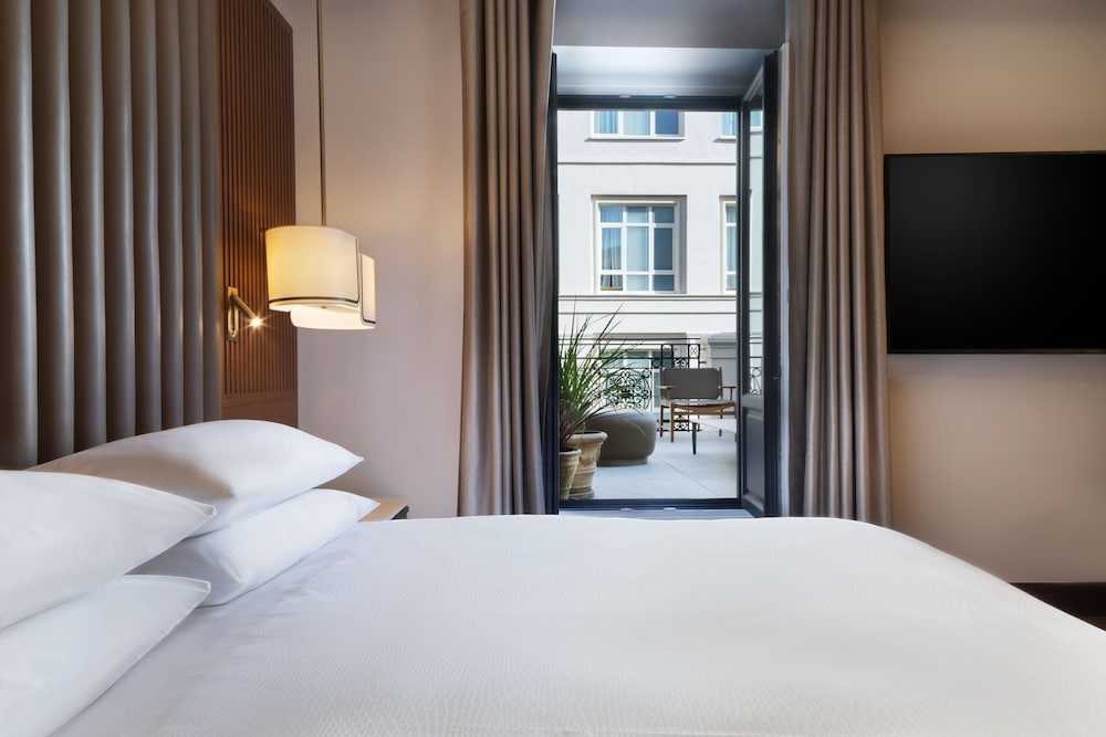 Deluxe Room, 1 King Bed, Non Smoking, City View (Terrace) thumbnail 5