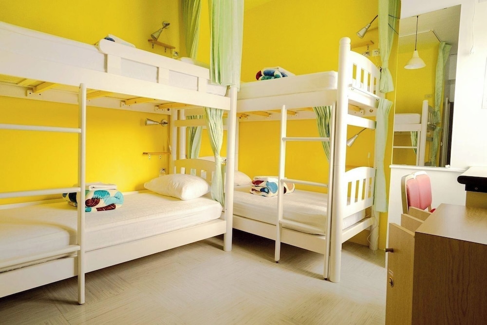 Standard 6 Beds Mixed Dorm photo 1