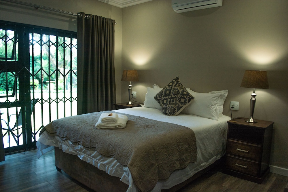 Queen Room photo 1