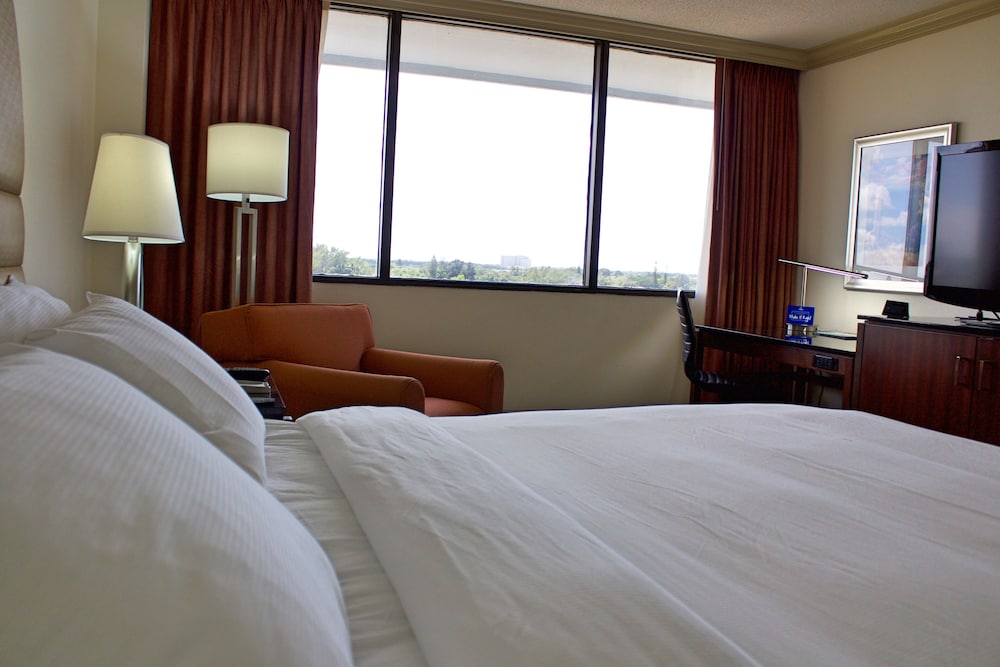 Room, 1 King Bed, Accessible (Mobility & Hearing, Roll-in Shower) - Photo 1