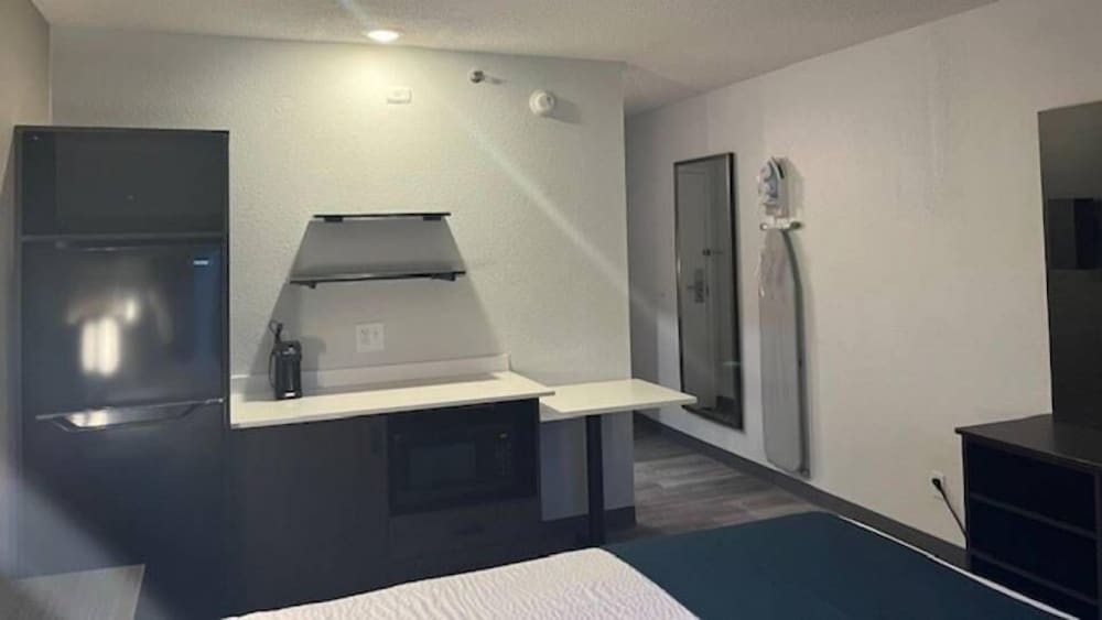Standard Room, 1 Queen Bed, Non Smoking, Refrigerator & Microwave - Photo 2