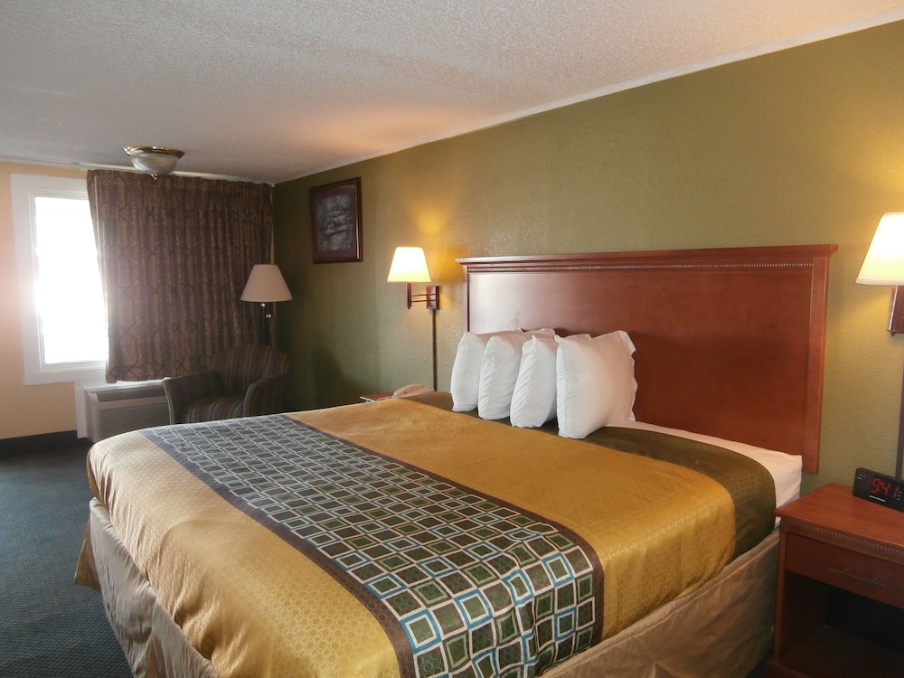 Room, 1 King Bed, Smoking - Photo 2