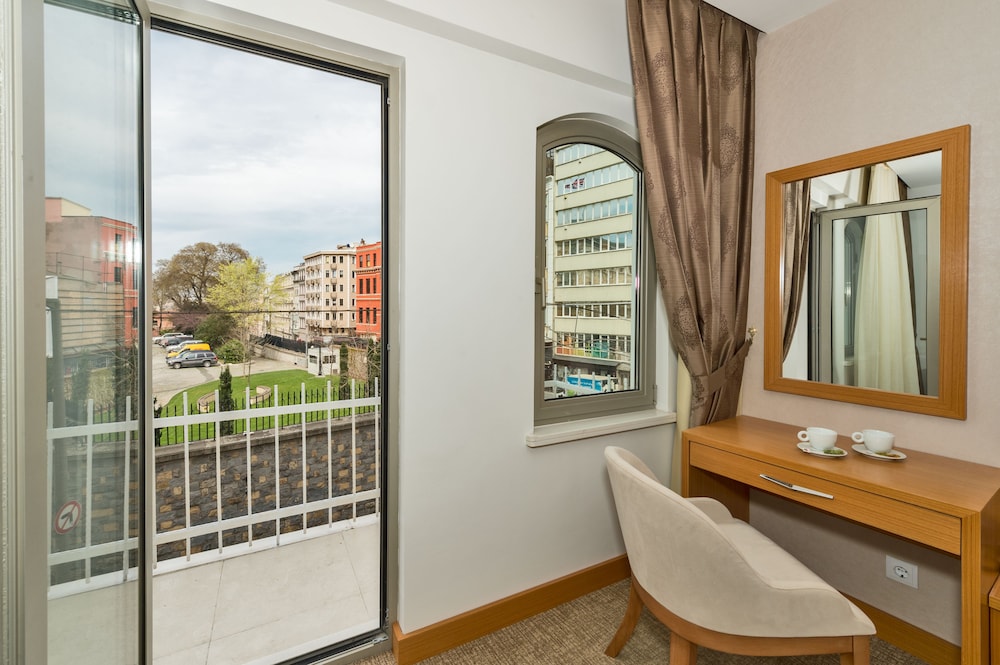 Suite, Balcony, City View