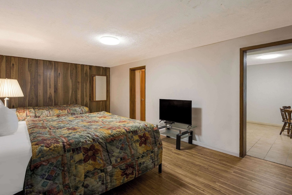 Standard Room, Multiple Beds, Non Smoking photo 2