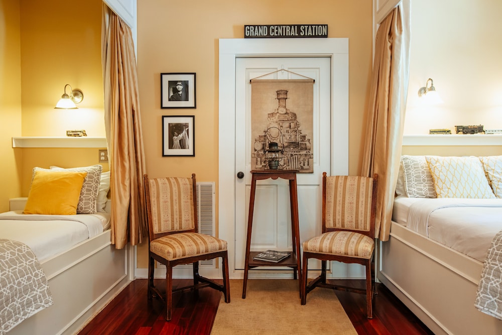 The Pullman Car Room photo 3