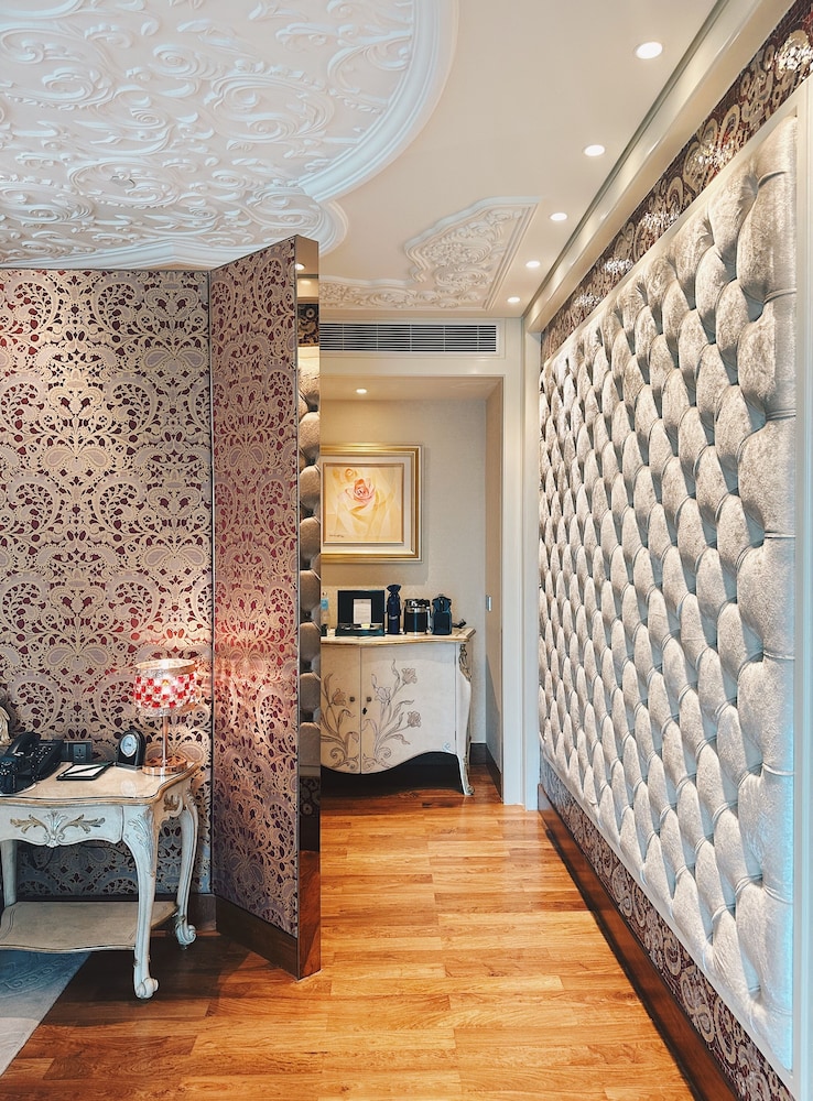 Romance Suite -  Free Airport Pick-Up And Executive Lounge Benefits photo 3