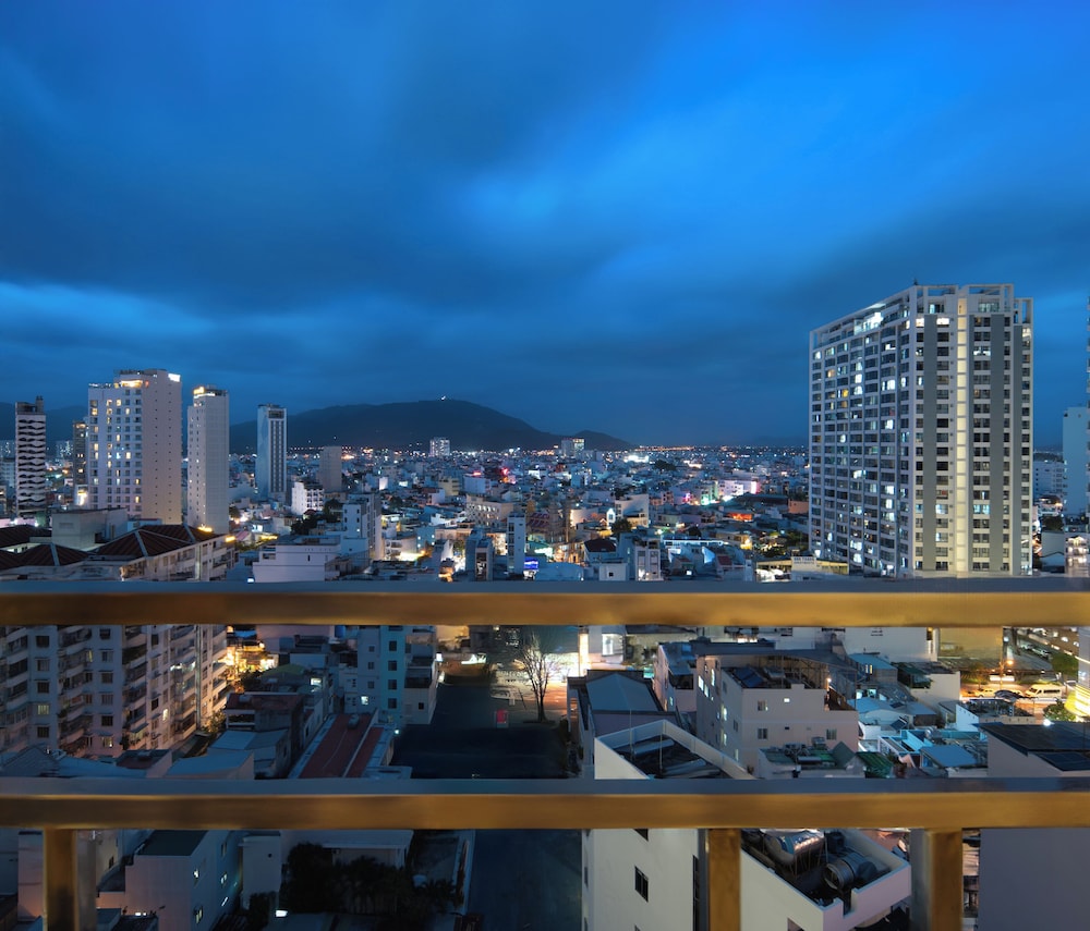 Premier Triple Room, City View photo 2