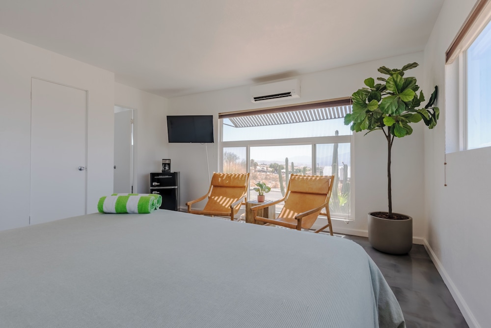 Comfort Room, 1 King Bed, Mountain View