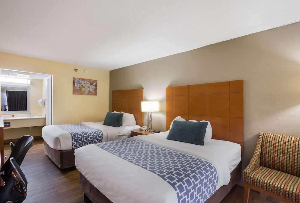 Room, 2 Queen Beds, Smoking - Photo 1