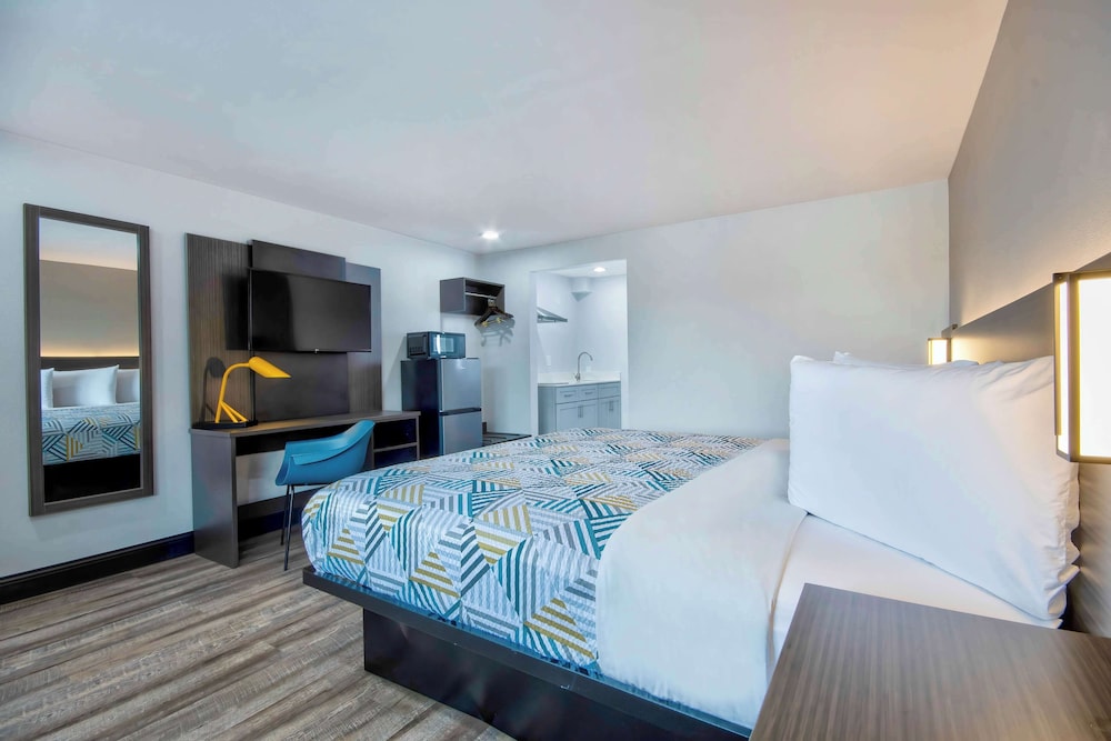 Standard Room, 1 King Bed, Non Smoking, Kitchenette - Photo 1