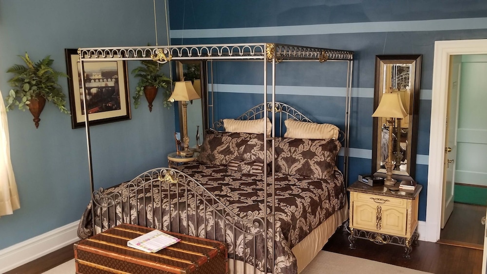 Standard Room, 1 King Bed, Garden View photo 2