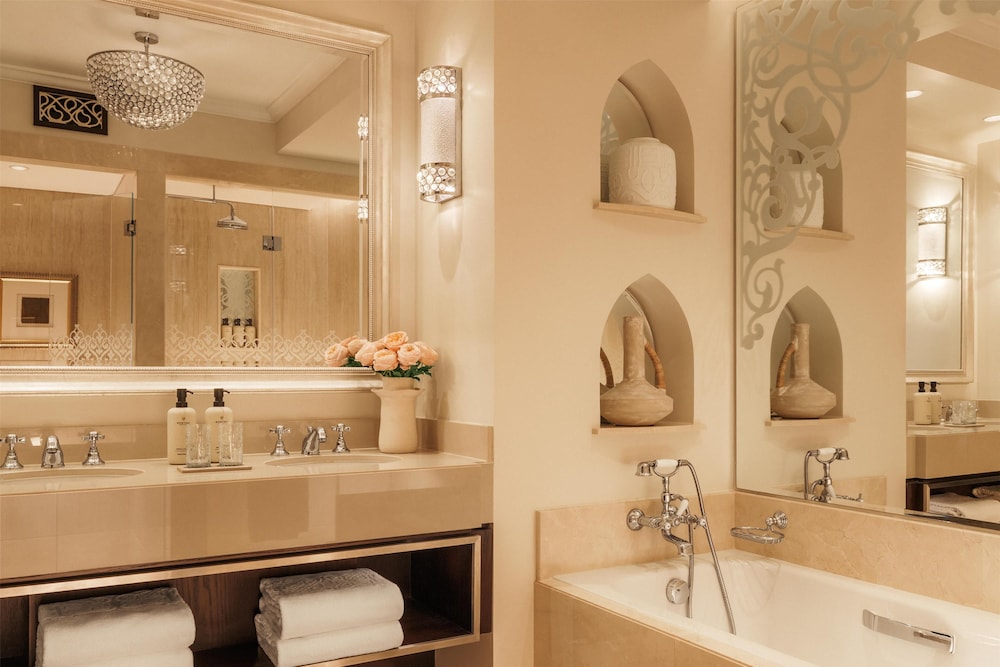 Arabian Court Family Deluxe Room - Photo 6