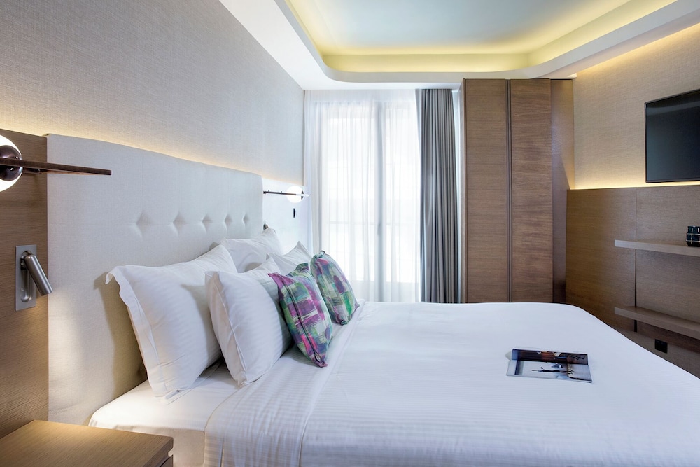 Classic Room, 1 King Bed, Atrium View