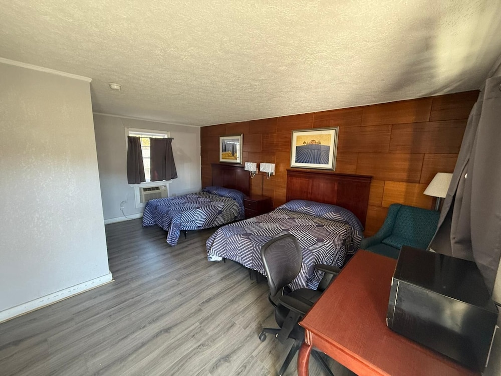 Room, 2 Double Beds, Smoking - Photo 1