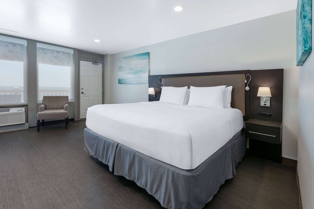 Suite, 1 King Bed, Non Smoking, Ocean View (Balcony, NonSmoking) photo 3