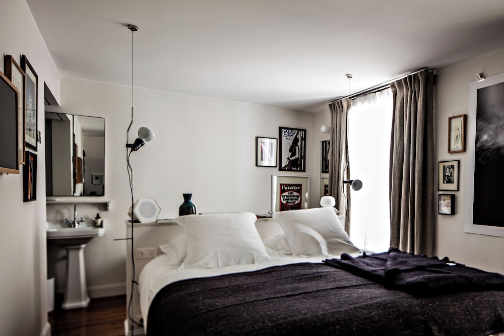 Room (Pigalle 22)