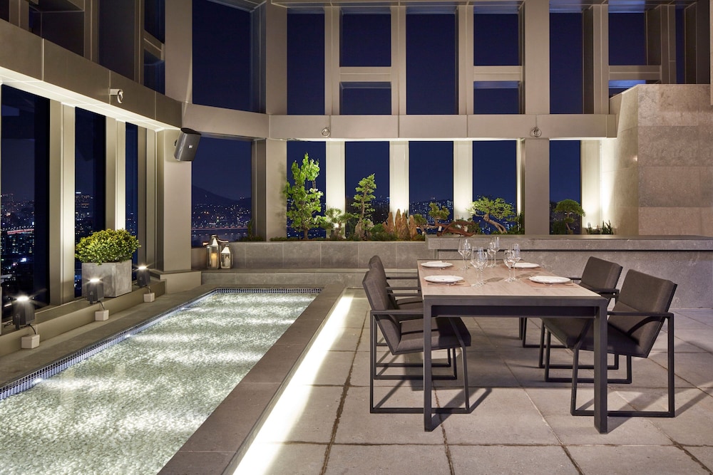 Penthouse, 1 King Bed, City View (Balcony) photo 3