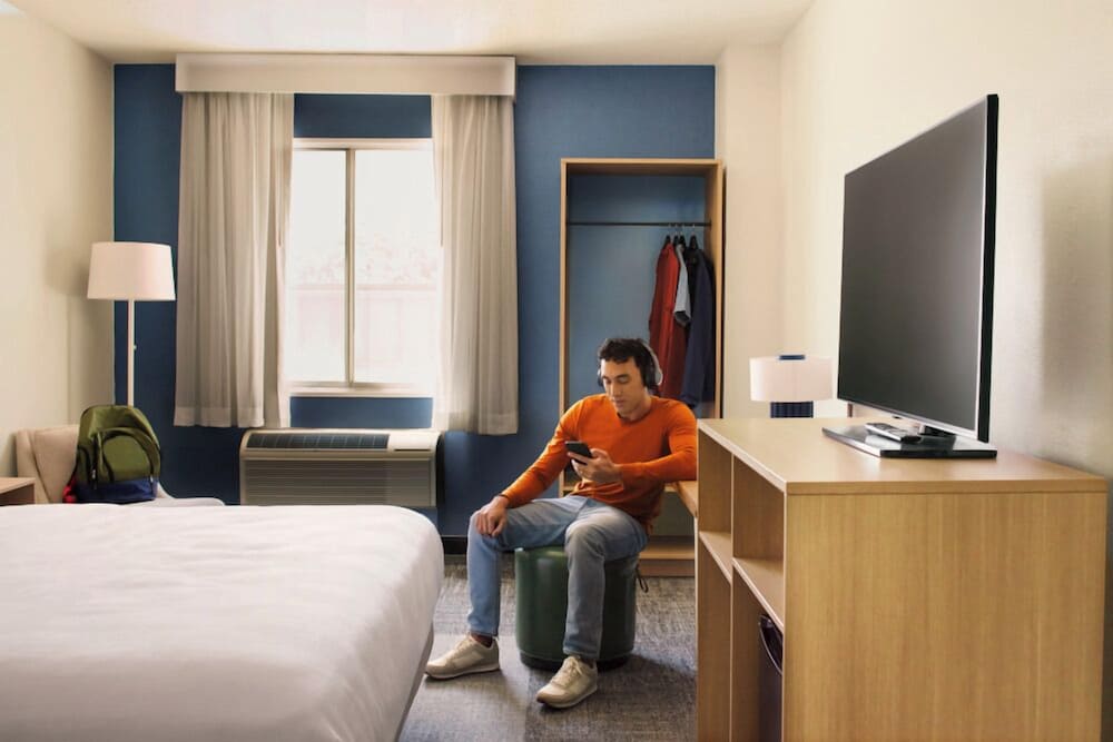 Suite, 1 King Bed - Photo 3