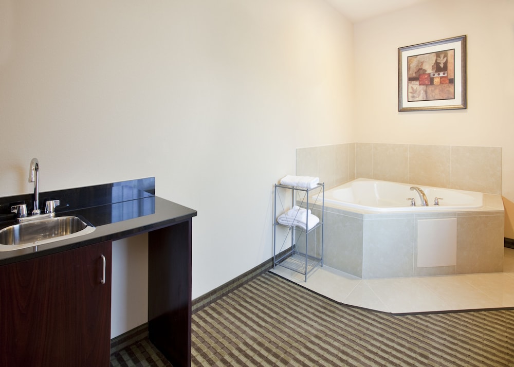 Suite, 1 King Bed, Jetted Tub - Photo 2