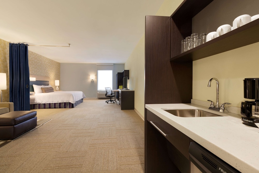 Studio, 1 King Bed, Accessible, Bathtub (Mobility & Hearing) photo 1