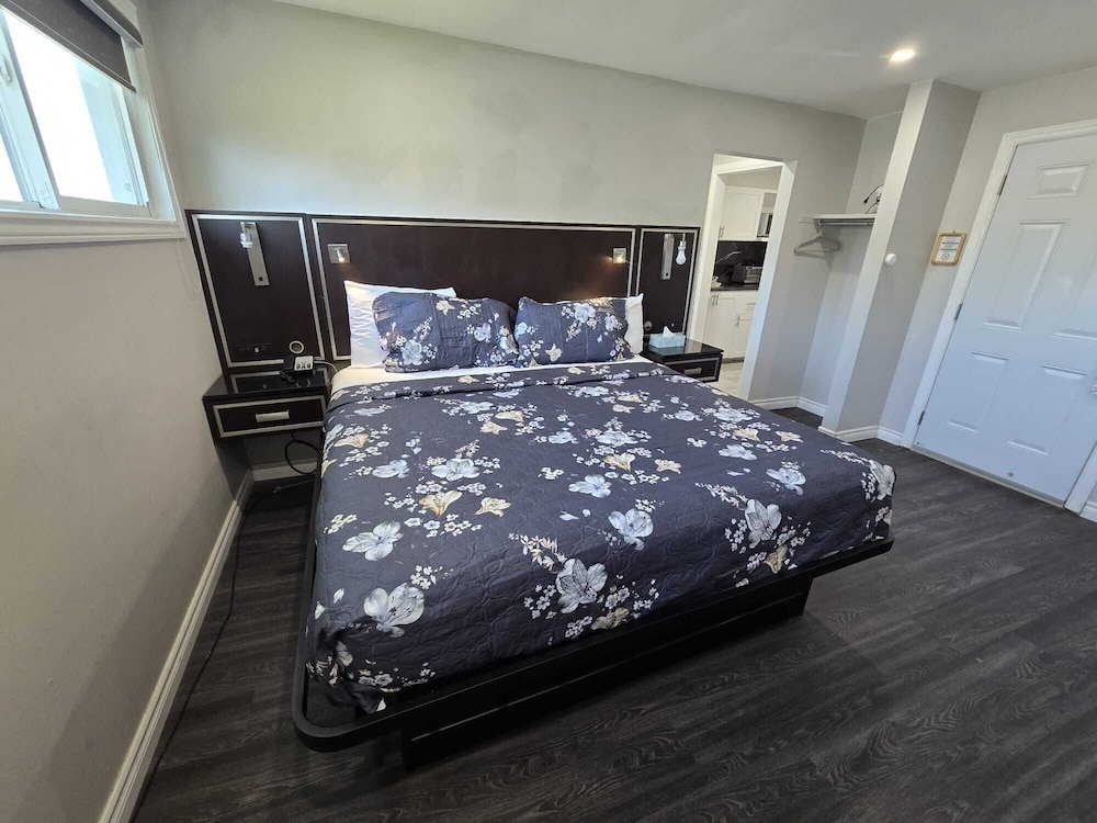 Standard Room, 1 King Bed, Kitchenette photo 1