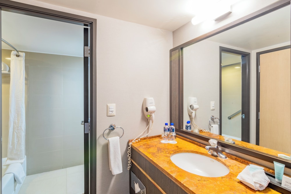 Deluxe Room, 1 King Bed, Balcony - Photo 7