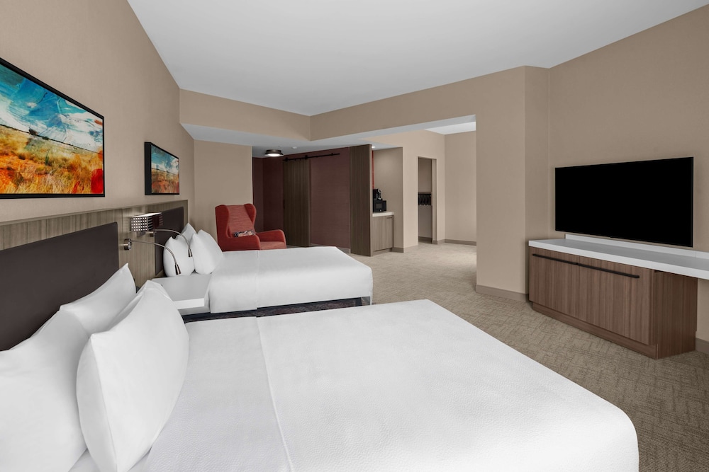 Room, 2 Queen Beds, Accessible (Roll-In Shower) photo 2