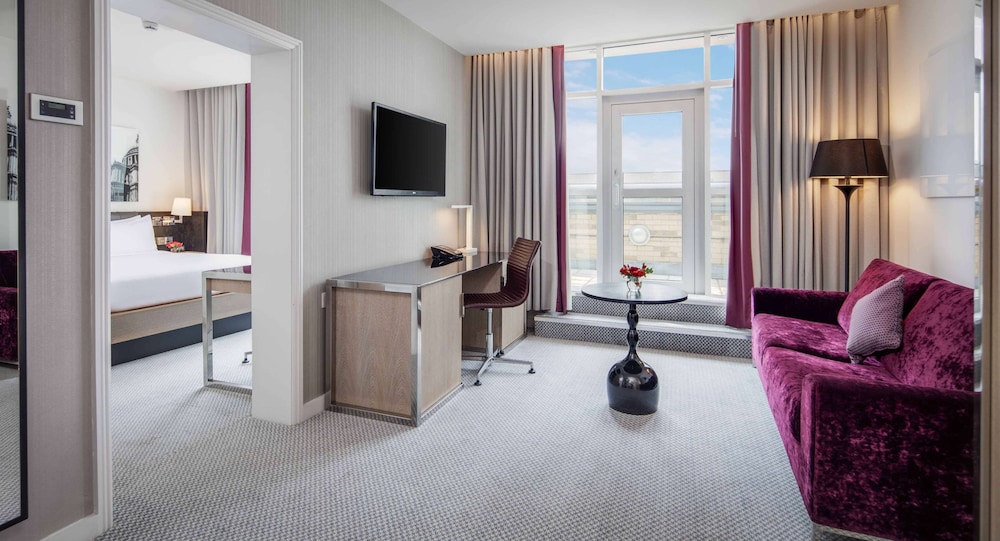 Suite, 1 Queen Bed with Sofa bed, Terrace thumbnail 6