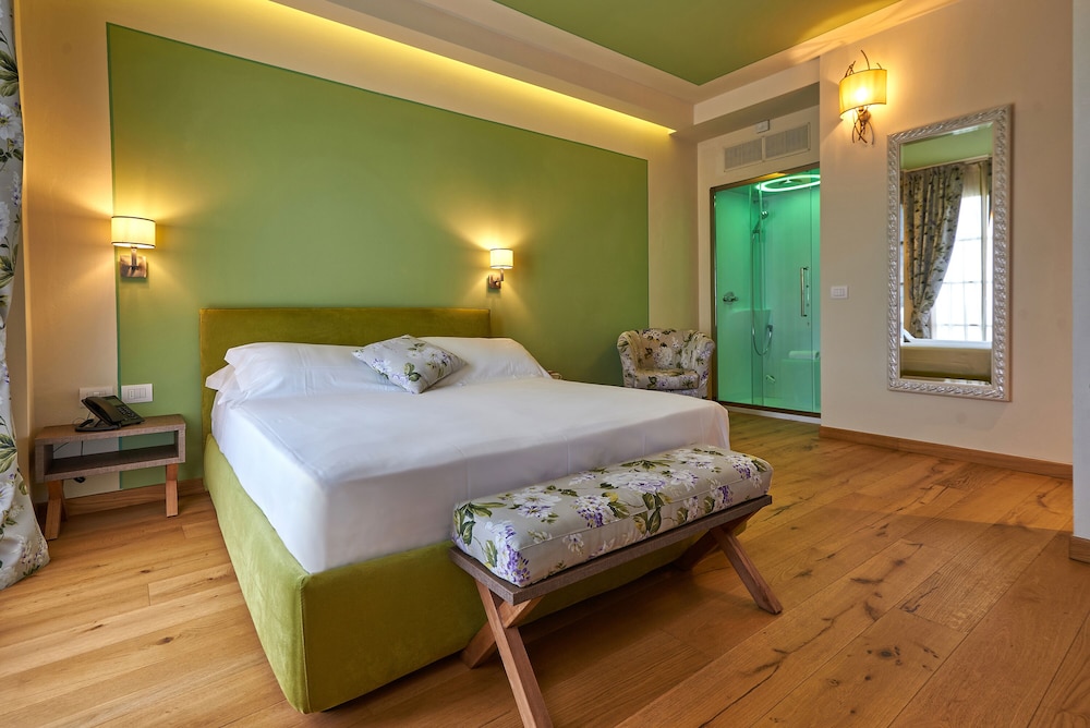 Suite, Multiple Beds - Photo 17