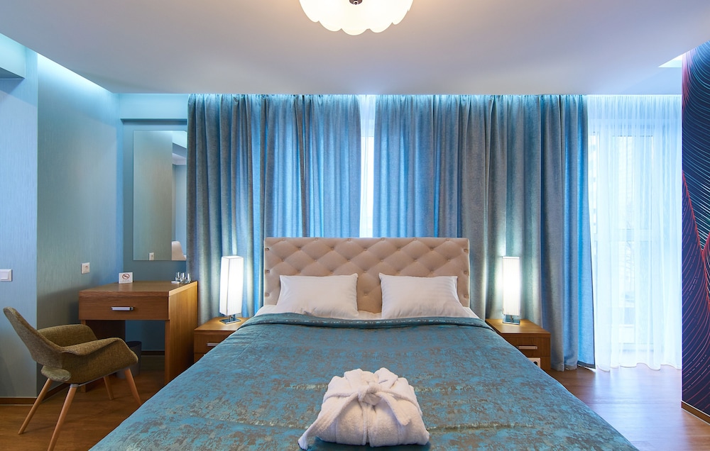 Deluxe Room, 1 King Bed With Sofa Bed photo 3