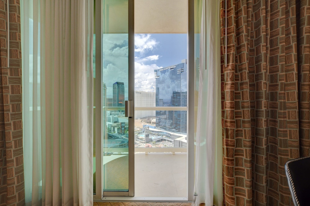 Elite Studio Suite, 1 King Bed with Sofa bed, Refrigerator & Microwave, City View