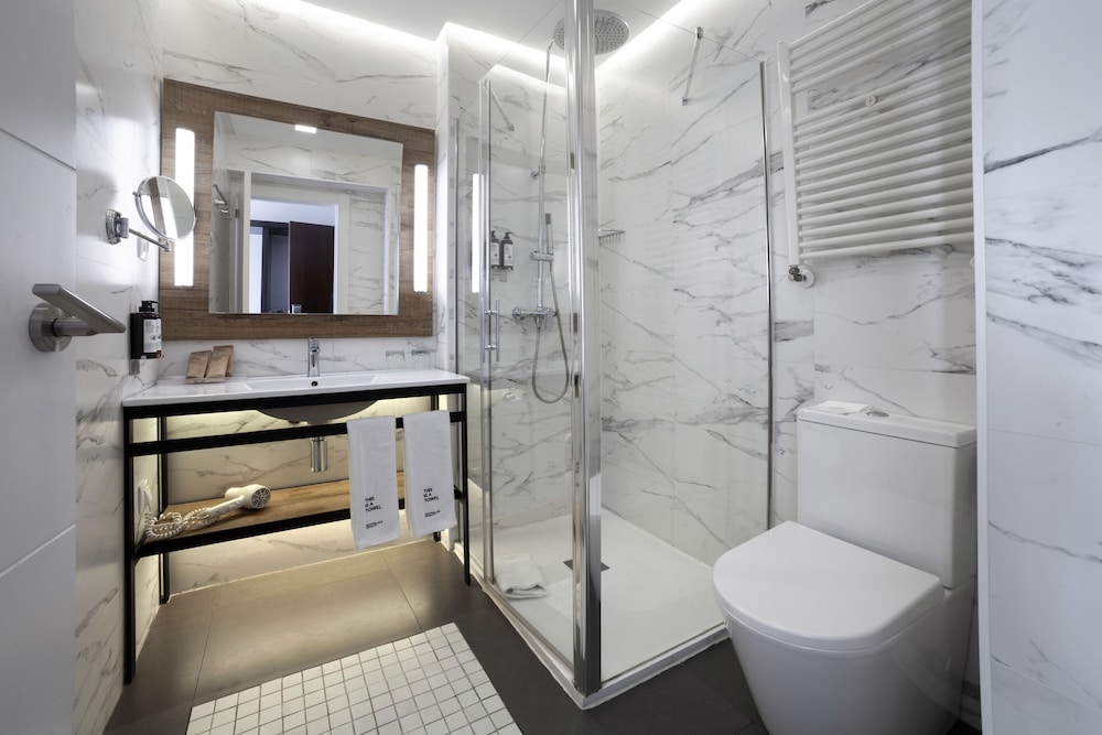 Superior Double Room, City View - Photo 9
